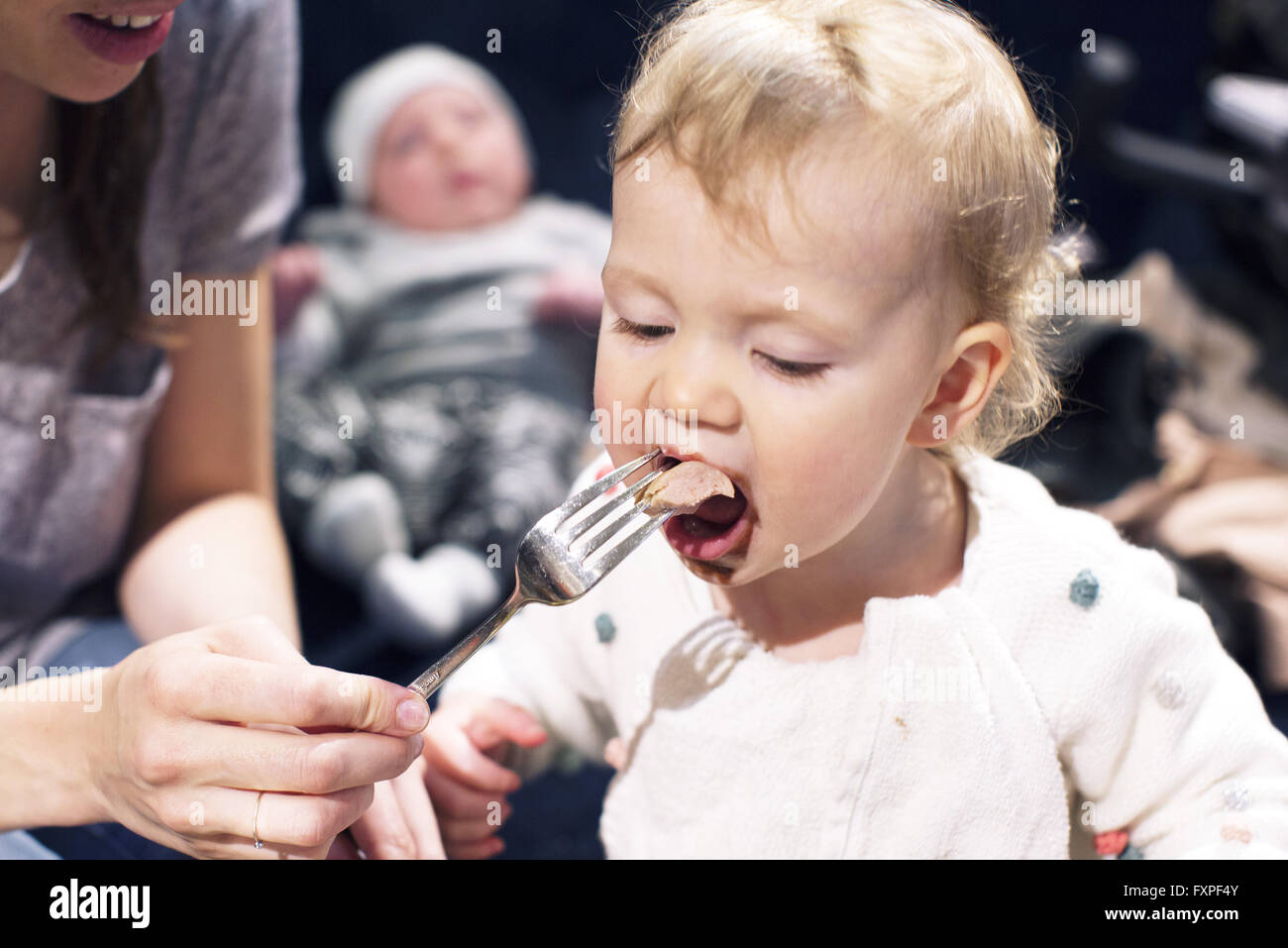 Madre dei bimbi di alimentazione Foto Stock