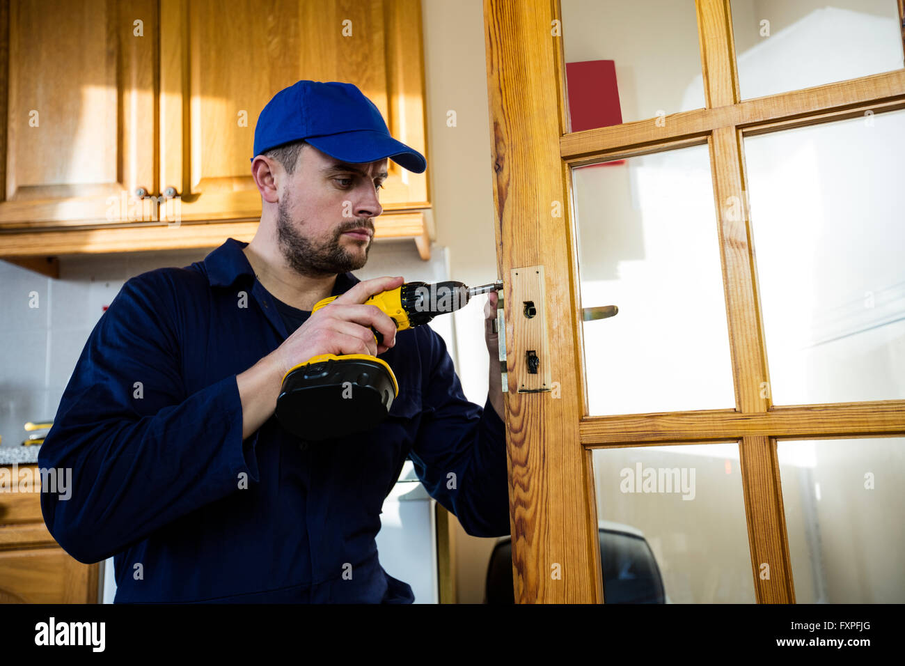 Lavoratore manuale di una foratura in cucina Foto Stock