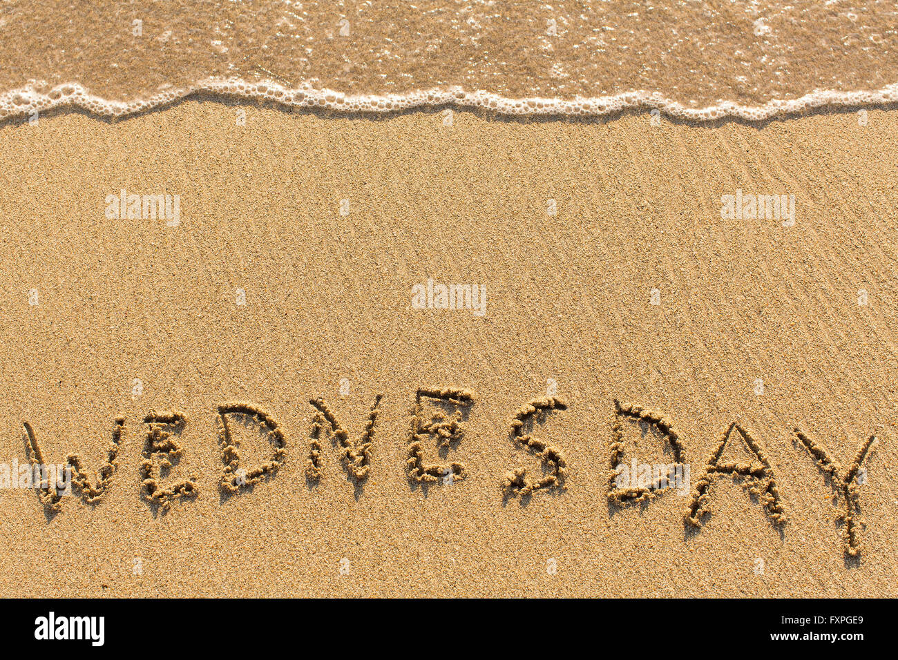 Mercoledì - tratto della mano sulla spiaggia di sabbia, morbide onde da surf. Foto Stock