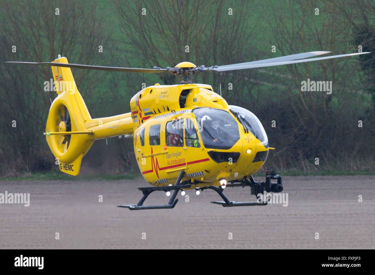 East Anglian Air Ambulance elicotteri essendo attraversato da Prince William.La Eurocopter EC145 (Airbus elicotteri H145) Foto Stock