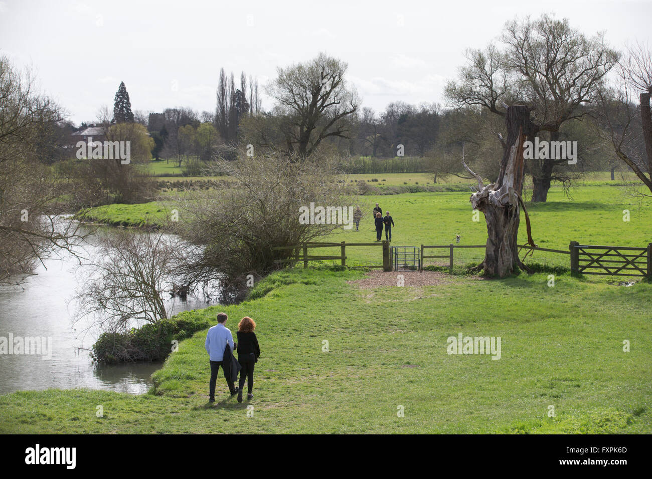 La gente che camminava sul Grantchester Meadows vicino a Cambridge Foto Stock