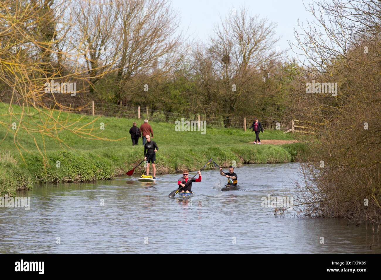 La gente che camminava sul Grantchester Meadows vicino a Cambridge Foto Stock