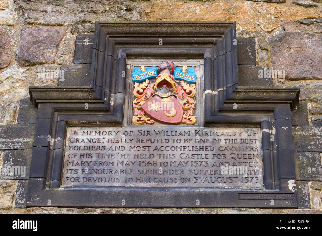 Una lapide in memoria di Sir William Kirkcaldy di Grange un compiuto Cavalier sul Castello di Edimburgo pareti in Scozia, Regno Unito Foto Stock