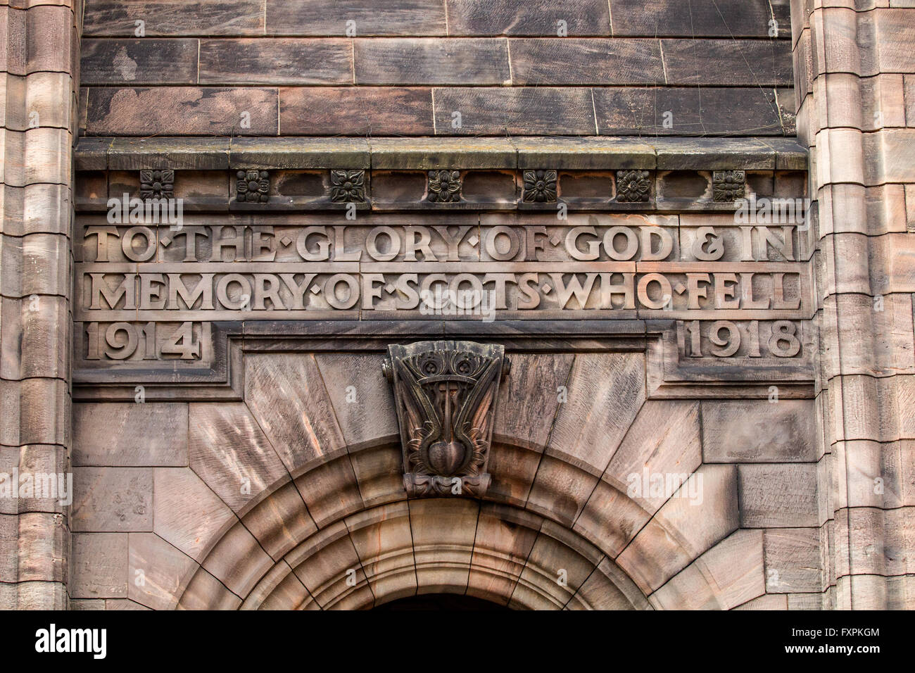 Iscrizione "per la gloria di Dio e in memoria di scozzesi caduti 1914 - 1918" presso il Castello di Edimburgo in Scozia, Regno Unito Foto Stock