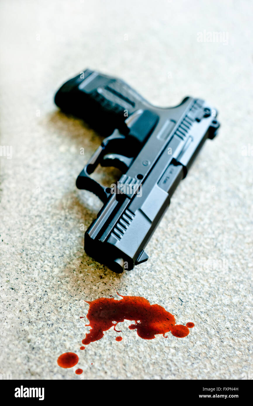Pistola sdraiato sul pavimento con il sangue in prossimità di essa, immagine per la copertina del libro Foto Stock
