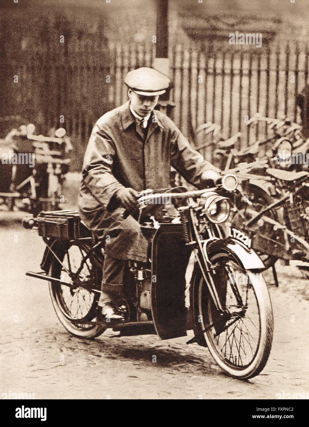 Prince Albert, il futuro re George VI, su una moto presso il College di Cambridge nel 1920 Foto Stock