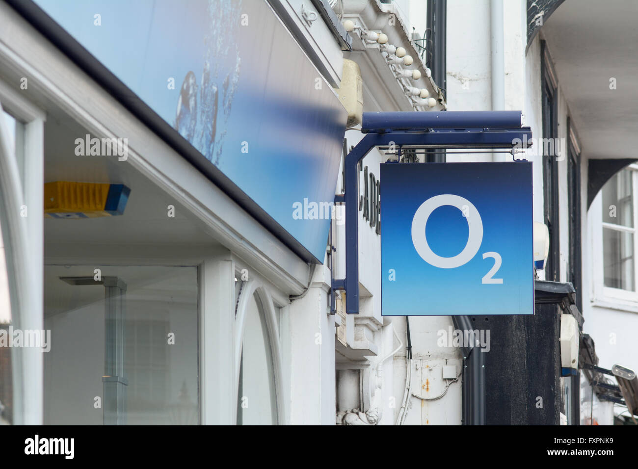 O2 firmare al di fuori del negozio nel centro città a Hitchin, Hertfordshire, Inghilterra Foto Stock