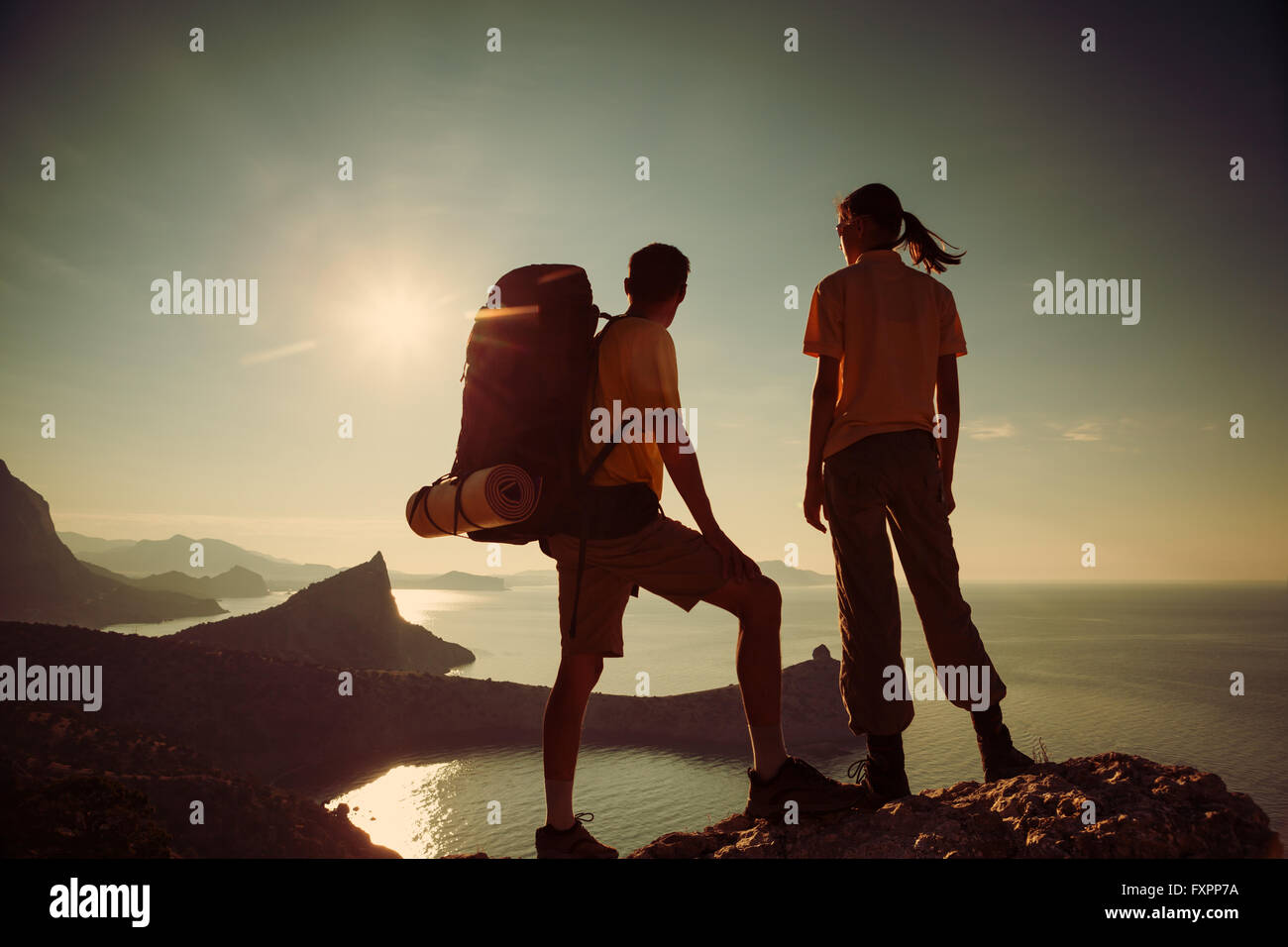 Gli escursionisti guardando bellissima alba Foto Stock