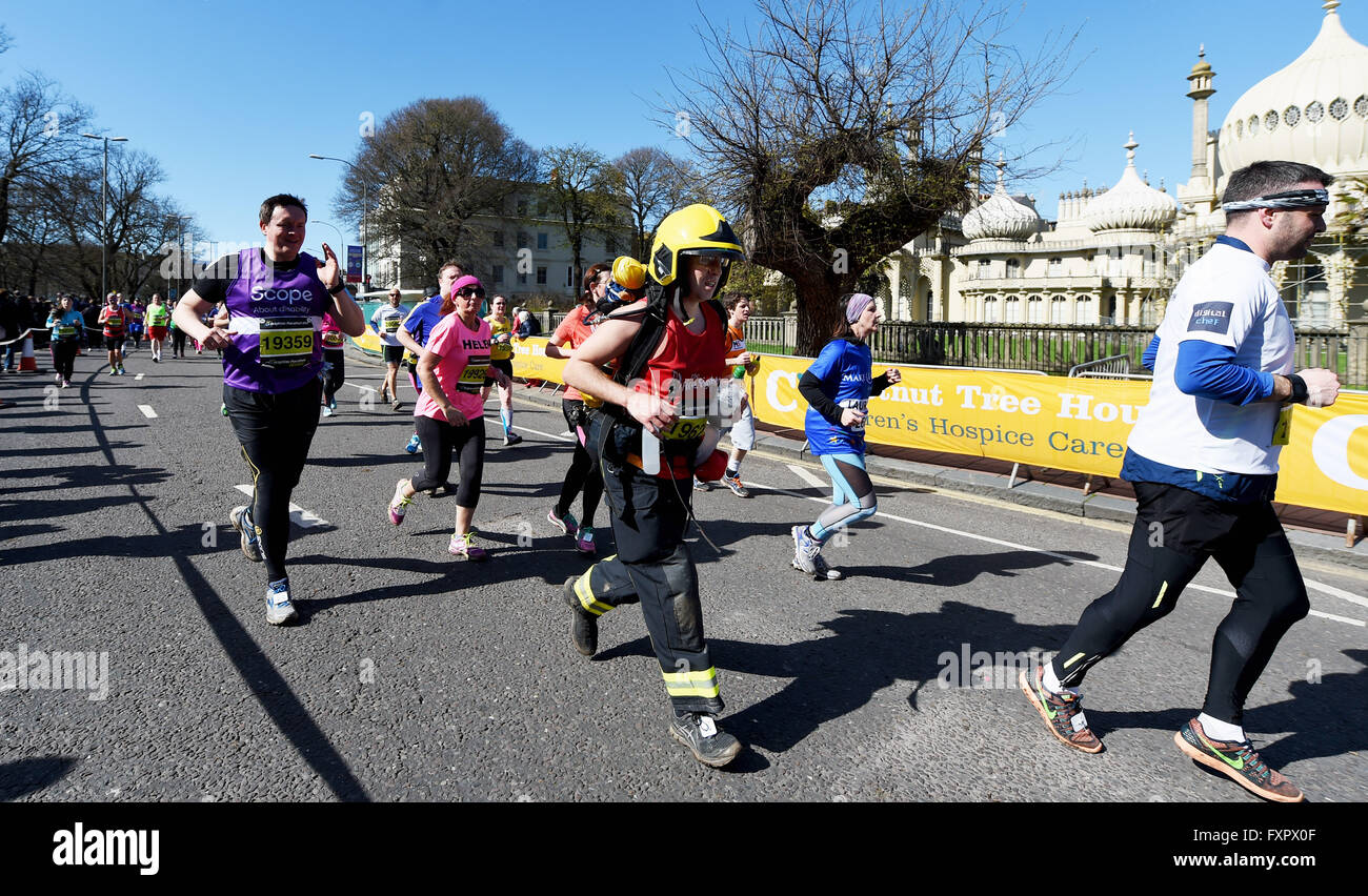 Brighton Regno Unito 17 aprile 2016 - un vigile del fuoco prende parte in questo anni Brighton Maratona in bel tempo oggi Credito: Simon Dack/Alamy Live News Foto Stock