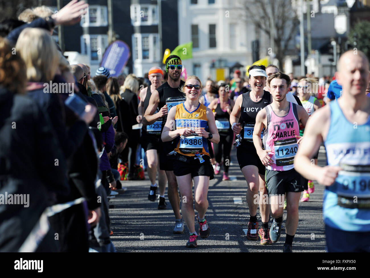 Brighton Regno Unito 17 aprile 2016 - migliaia di corridori prendere parte a questo anni Brighton Maratona in bel tempo oggi Credito: Simon Dack/Alamy Live News Foto Stock