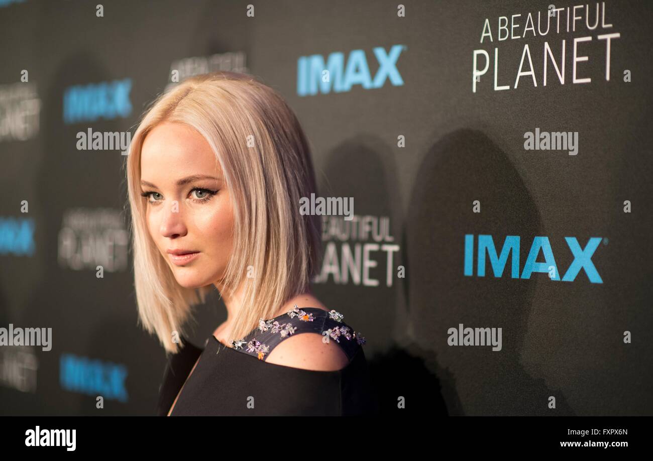 New York, Stati Uniti d'America. Xvi Apr, 2016. L'attrice Jennifer Lawrence assiste la prima mondiale del film IMAX un bel pianeta a AMC Lowes Lincoln Square Theatre Aprile 16, 2016 in New York City. Le caratteristiche del film sono le riprese della terra catturata da astronauti a bordo della Stazione Spaziale Internazionale. Credito: Planetpix/Alamy Live News Foto Stock