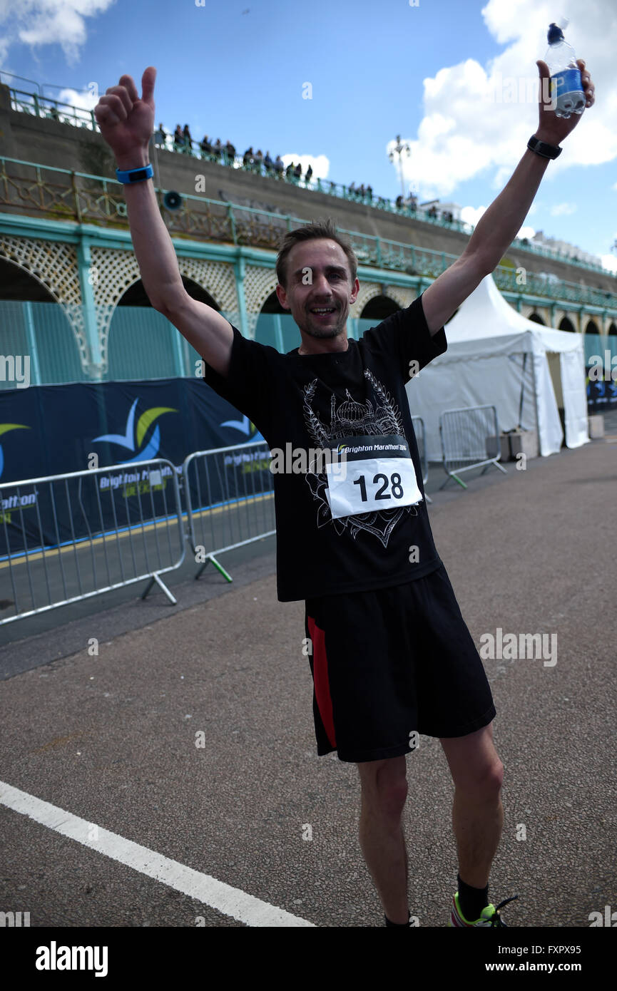 Brighton, Regno Unito. Xvii Apr, 2016. 2016 Brighton maratona: Tom Roach da Lewes è venuto al sesto posto appena dietro l'elite di credito guide: Russell Kirby/Alamy Live News Foto Stock