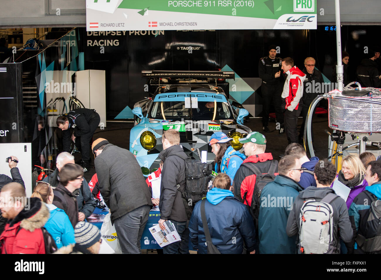 Silverstone, UK. Xvii Apr, 2016. Dempsey Proton Racing team garage durante la pit lane a piedi.Il team è gestito da Patrick Dempsey Credito: Steven roe/Alamy Live News Foto Stock