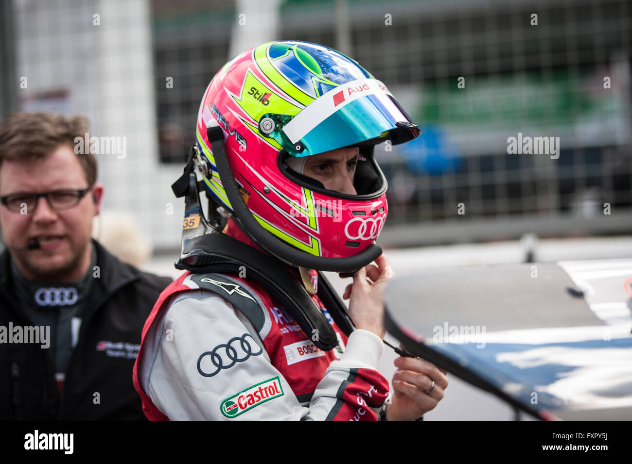 Silverstone, UK. Xvii Apr, 2016. Audi Sport Team Joest conducente Oliver Jarvis ottenere pronto sulla griglia di partenza per la partenza della 6 Ore di Silverstone. Credito: Steven roe/Alamy Live News Foto Stock