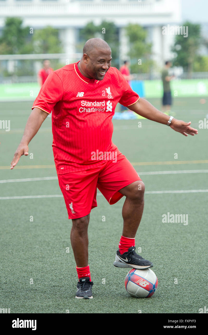 Hong Kong, Cina. Xvii Apr, 2016. Il Liverpool football club leggenda John Barnes ospitare un ambulatorio di calcio " Il Liverpool modo' di Hong Kong. John Barnes chat e risate con i bambini come accademia 4 pullman da Liverpool football club mettere i ragazzi attraverso i loro ritmi Credito: Jayne Russell/Alamy Live News Foto Stock