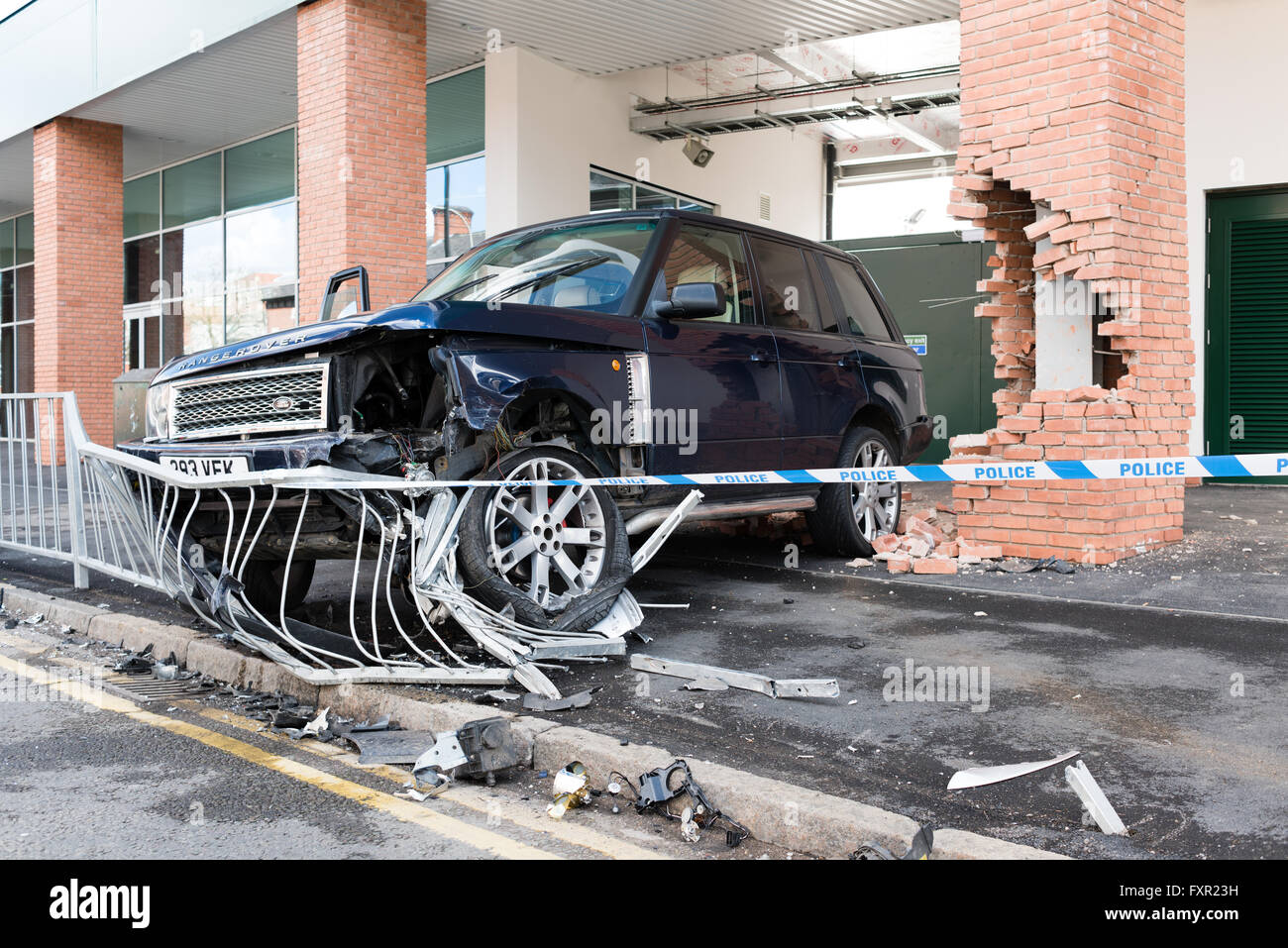 Leicester, Regno Unito. Il 17 aprile, 2016. Un autista ha perso il controllo della sua Range Rover un 4x4 questa mattina lungo Welford road e si scontra con il rugby football Stadium per Leicester Tigers . Non vi è stato alcun rapporto di qualsiasi lesione,vi è stata tuttavia notevoli danni a uno dei pilastri in mattoni di supporto del cavalletto principale. Credito: Ian Francesco/Alamy Live News Foto Stock