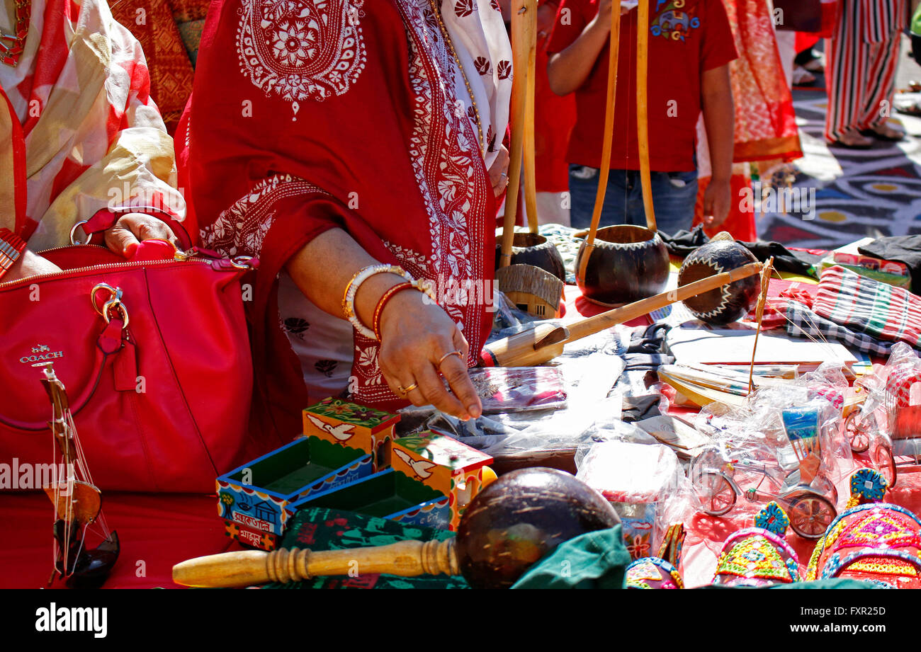 Toronto, Canada. Xvi Apr, 2016. People shopping per i regali e souvenir bengalesi durante l anno nuovo Festival, Pohela Boishakh, vicino Danforth Avenue, Toronto, Canada on April 16, 2016 Credit: CharlineXia/Alamy Live News Foto Stock