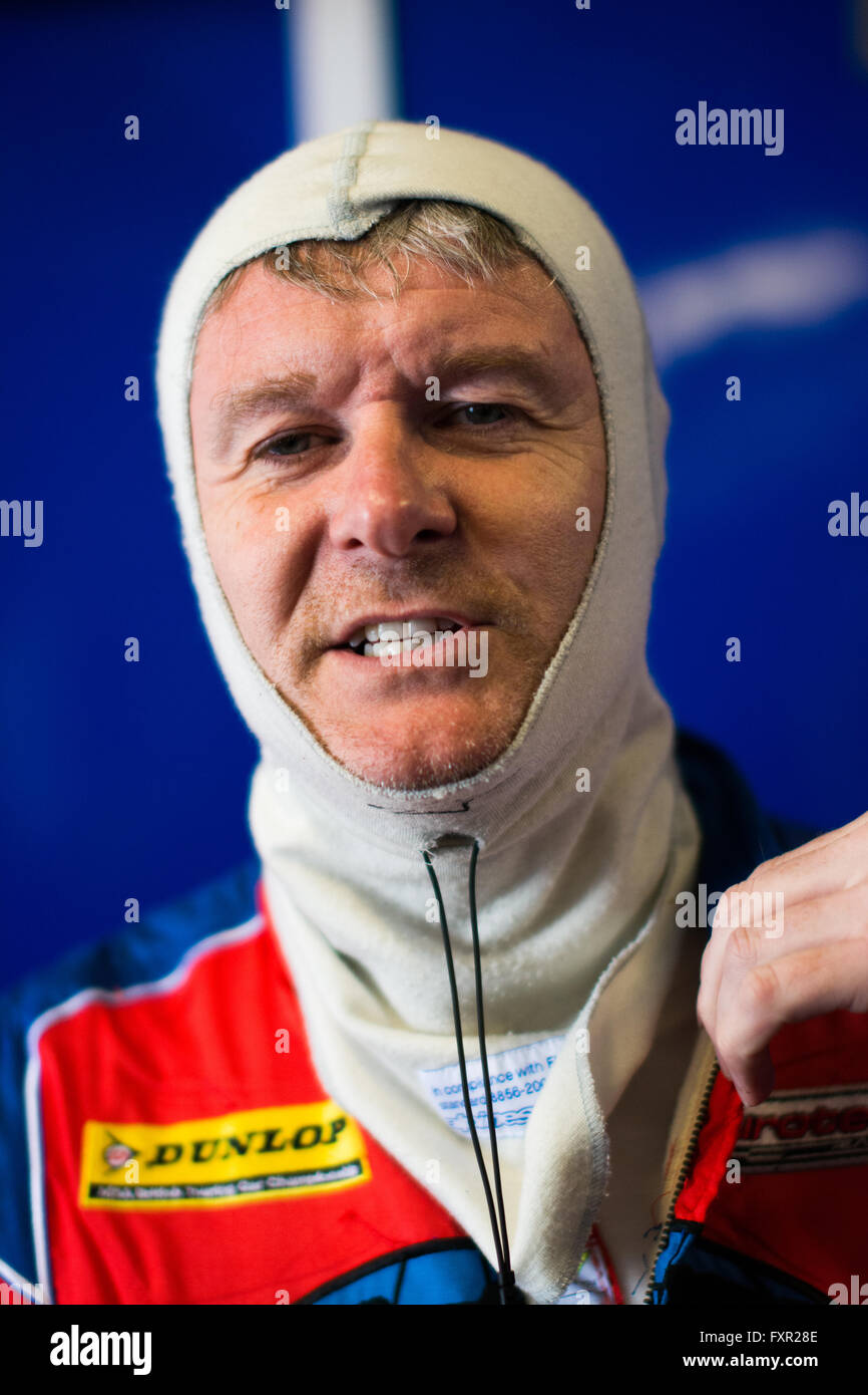 Castle Donington, Derby, Regno Unito. Il 17 aprile, 2016. BTCC racing driver Martin Depper e Eurotech Racing durante l'anteprima per il Dunlop MSA British Touring Car Championship sul circuito di Donington Park circuito (foto di gergo Toth / Alamy Live News) Foto Stock