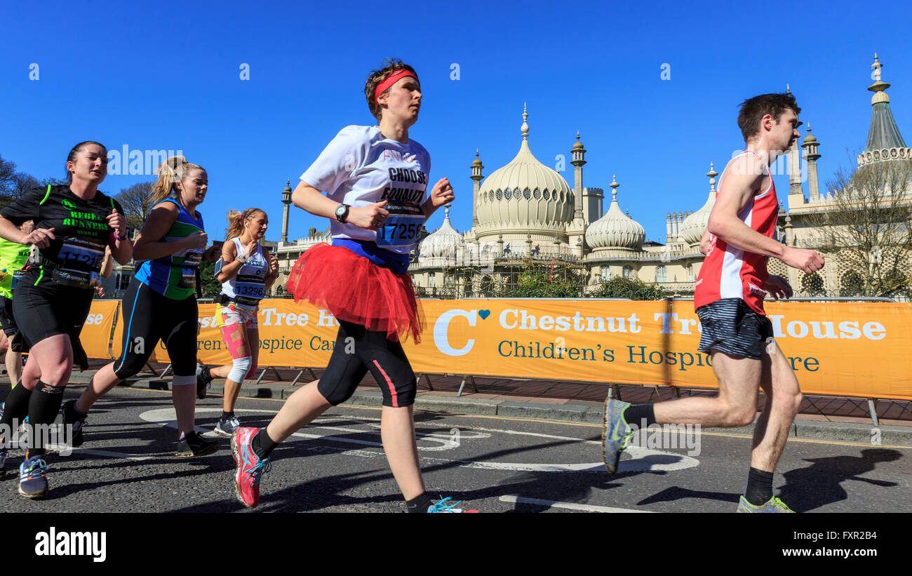 Brighton & Hove, Sussex, Regno Unito, 17 aprile 2016. Il 2016 Brighton maratona è stata la settima in funzione della Maratona di detenuti in larga misura in percorso costiero intorno a Brighton & Hove. Oltre 10.000 corridori erano attese per prendere parte; più di £35m è stata sollevata per la carità nei precedenti sei anni dell'evento. Centro (con tutu): 17256 Anna Kane (4:05:07). Credito: Clive Jones/Alamy Live News Foto Stock