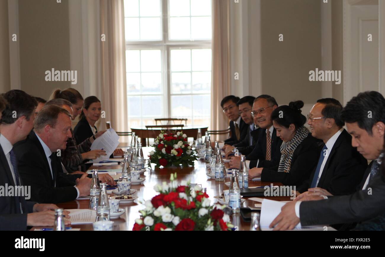 Copenhagen, Danimarca. Xvii Apr, 2016. Primo Ministro danese Lars Loekke Rasmussen (2nd, L) soddisfa con visita di Stato cinese il Consigliere Yang Jiechi (2nd, R) di Copenaghen, Danimarca, 17 aprile 2016. © Shi Shouhe/Xinhua/Alamy Live News Foto Stock