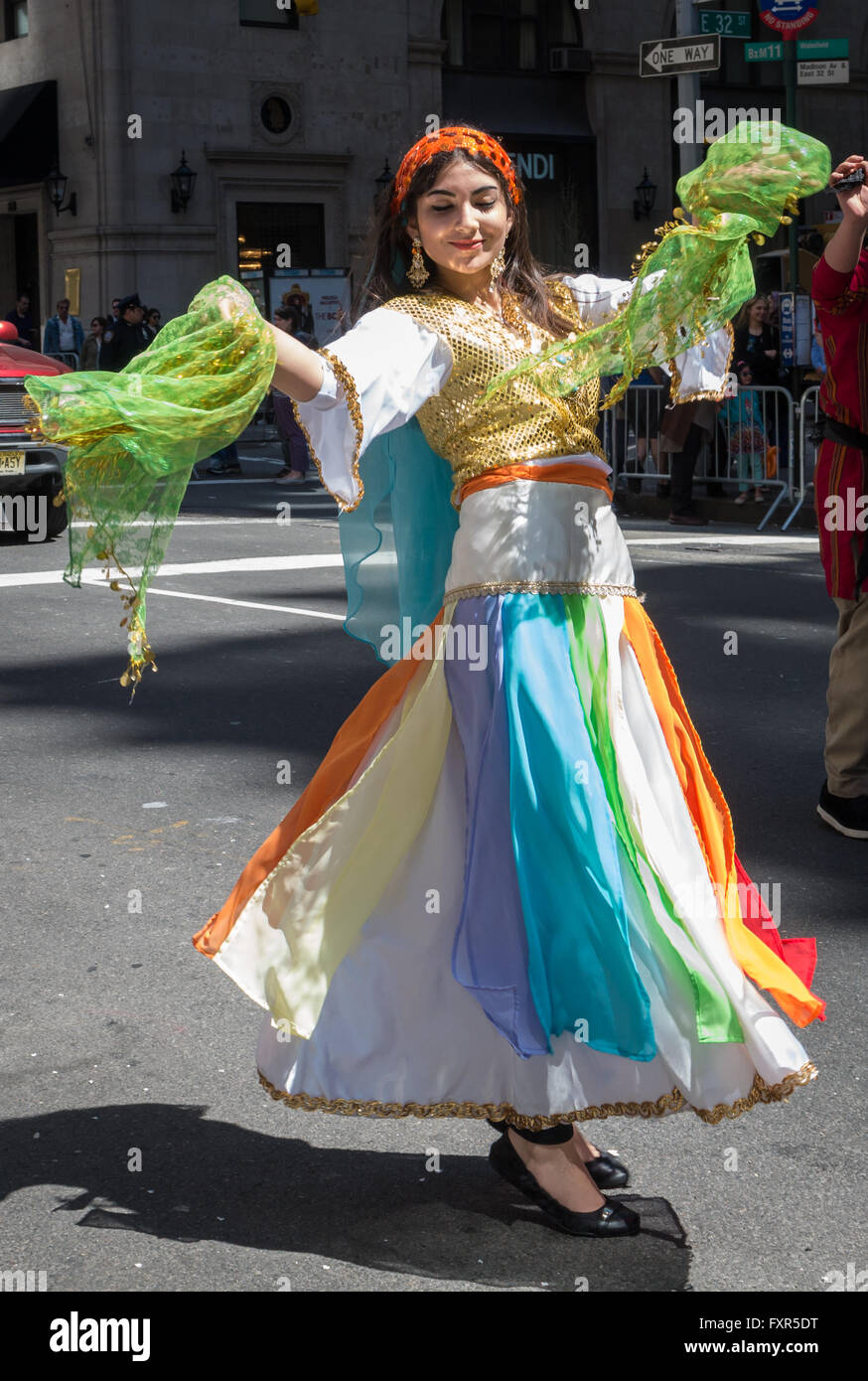 Giovane donna indossando il tradizionale iraniano persiano / porta abiti  sciarpe fazzoletti / come lei balli in persiano parade, New York Foto stock  - Alamy