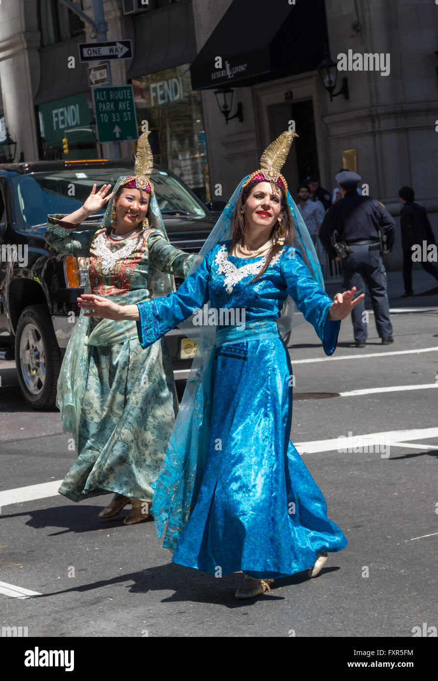 Due donne abbigliate con vestiti tradizionali / Persico costume iraniano  dancing giù Madison Avenue nel 2016 Parata persiano Foto stock - Alamy