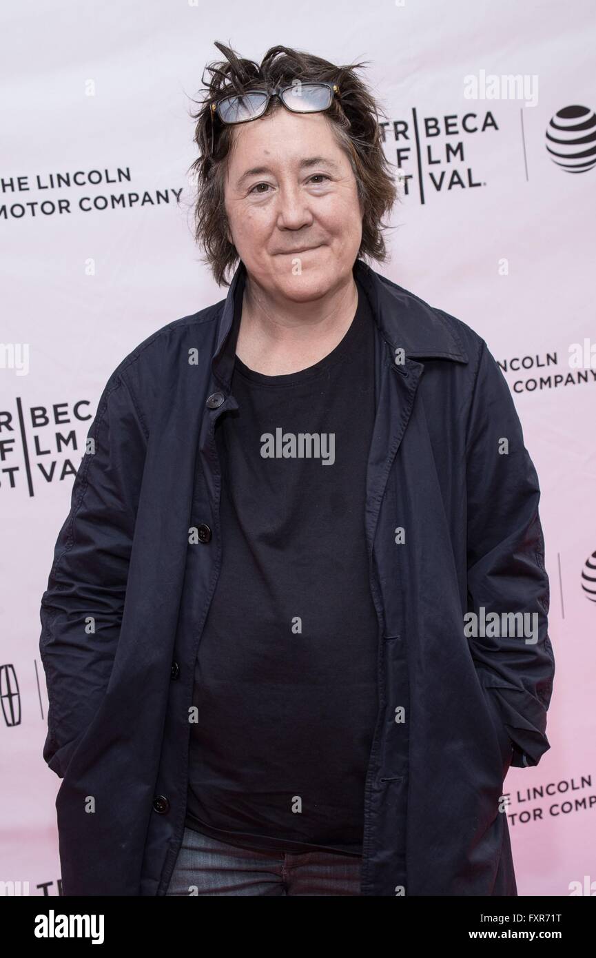 New York, NY, STATI UNITI D'AMERICA. Xvii Apr, 2016. Christine Vachon presso gli arrivi ad una sorta di omicidio Premiere a 2016 Tribeca Film Festival e la Scuola di Arti Visive (SVA) Theatre di New York, NY Aprile 17, 2016. Credito: Steven Ferdman/Everett raccolta/Alamy Live News Foto Stock