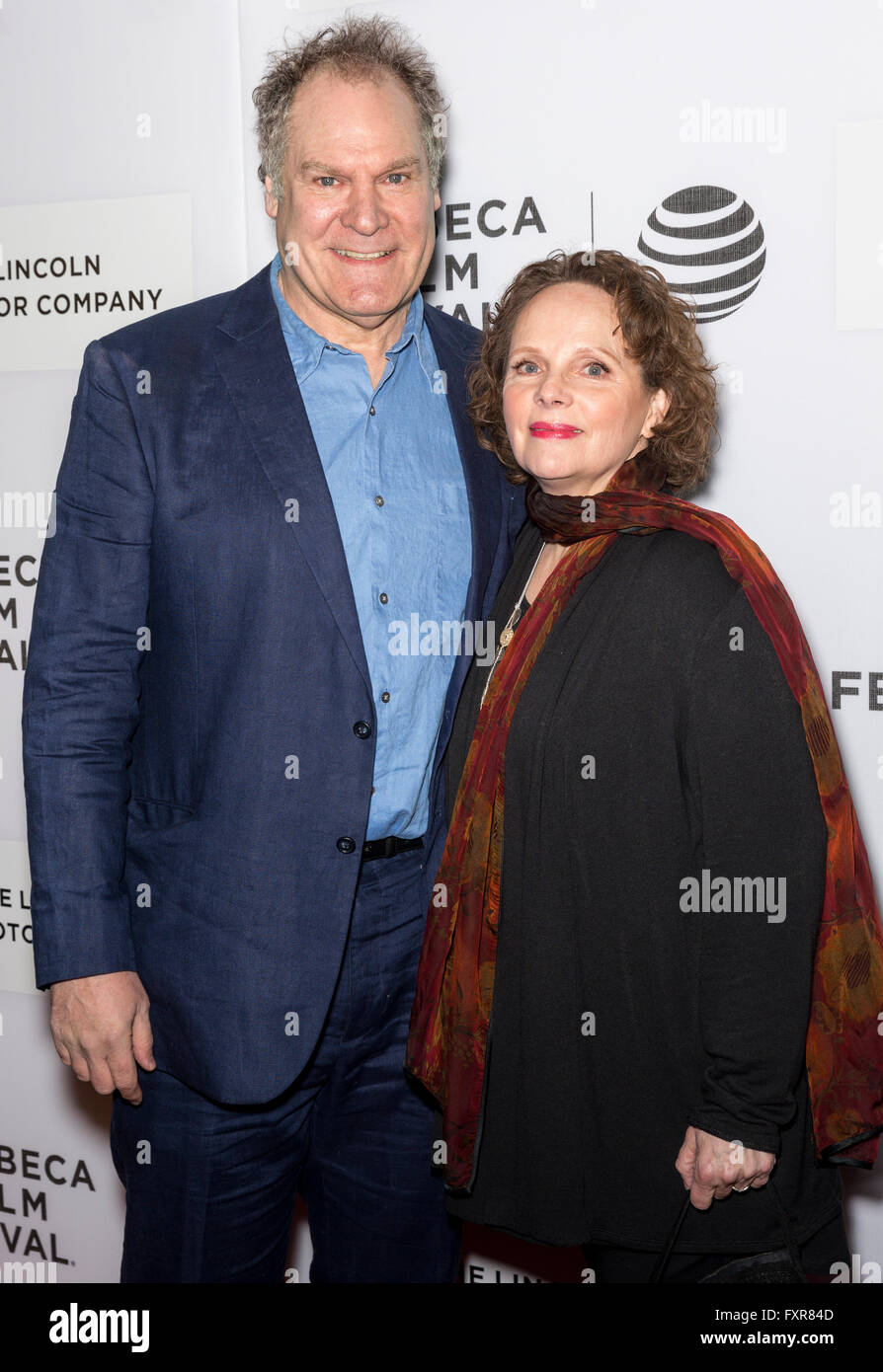 La città di New York, Stati Uniti d'America - 16 Aprile 2016: Jay O. Sanders e Maryann Plunkett assistere alla premiere di 'famiglia Fang' a Giovanni Zuccotti Theatre durante il 2016 Tribeca Film Festival Foto Stock