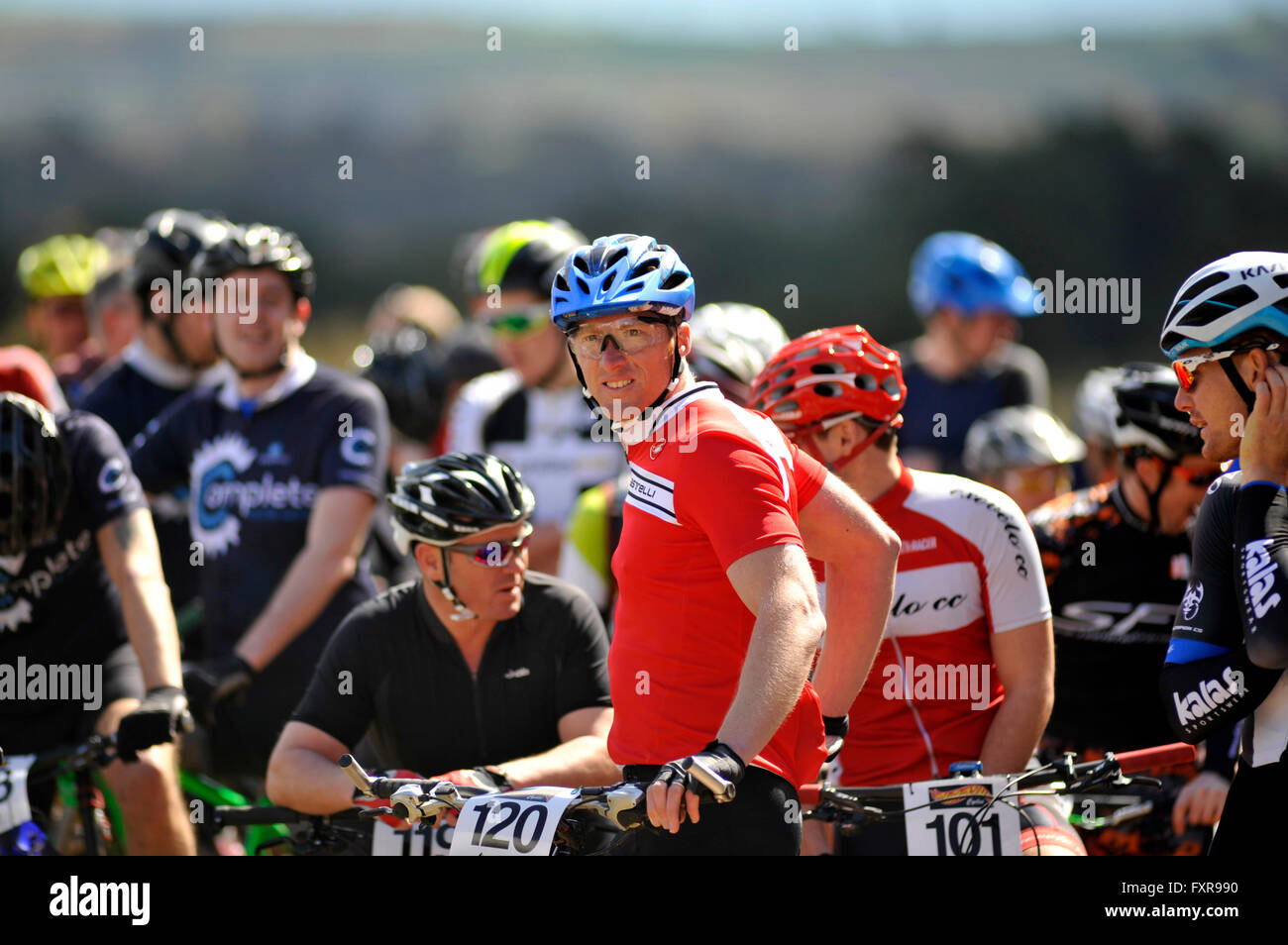 Woodbury Common, Devon, Regno Unito, 17 aprile 2016. Racers Preparati a iniziare il round 1 del Sud Ovest XC MTB mountain bike Race svoltosi a Woodbury Common vicino a Exeter. @ David Partridge / Alamy Live News Foto Stock