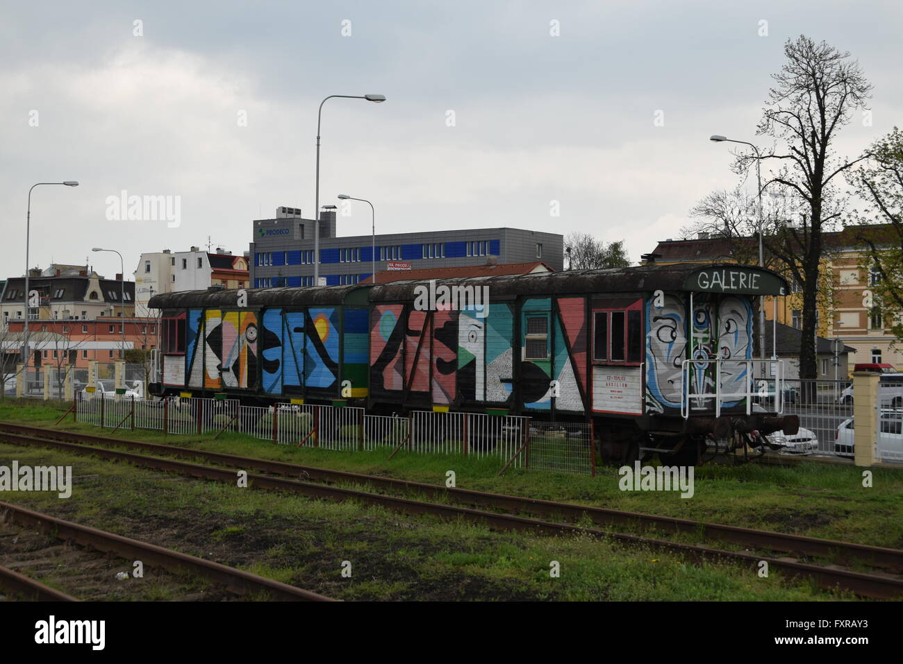 Teplice treno (stazione ferroviaria stazione). Station Building, vie e approcci. Idle auto in graffitti. Aprile 14, 2016 Foto Stock
