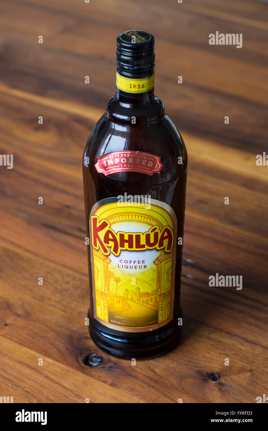 Bottiglia di Kahlúa liquore al caffè su di un tavolo di legno. Profondità di campo focalizzato sul logo. Foto Stock