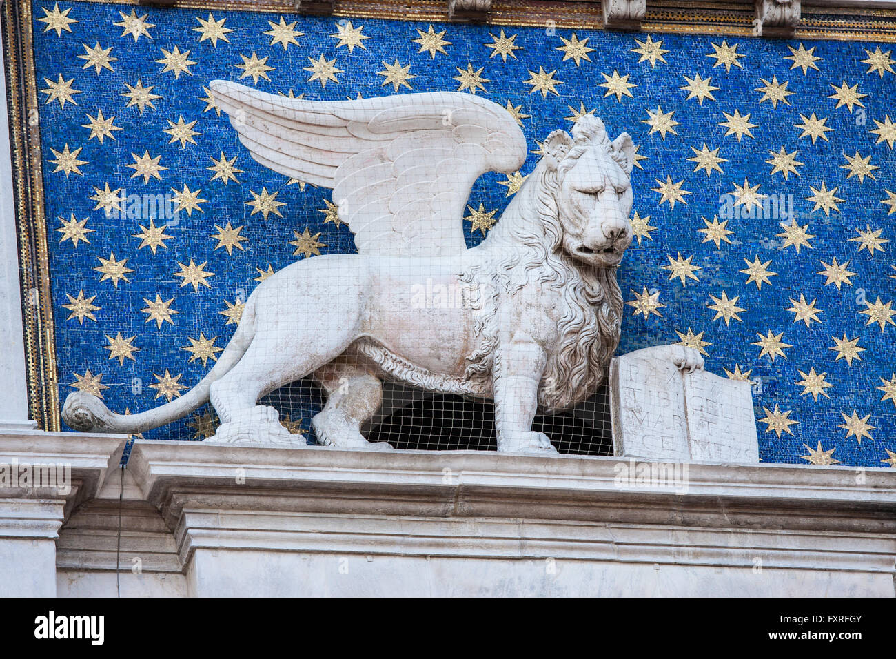 Close up il veneziano San Marco Lion, sopra la torre con orologio - Torre dell'orologio VENEZIA Foto Stock