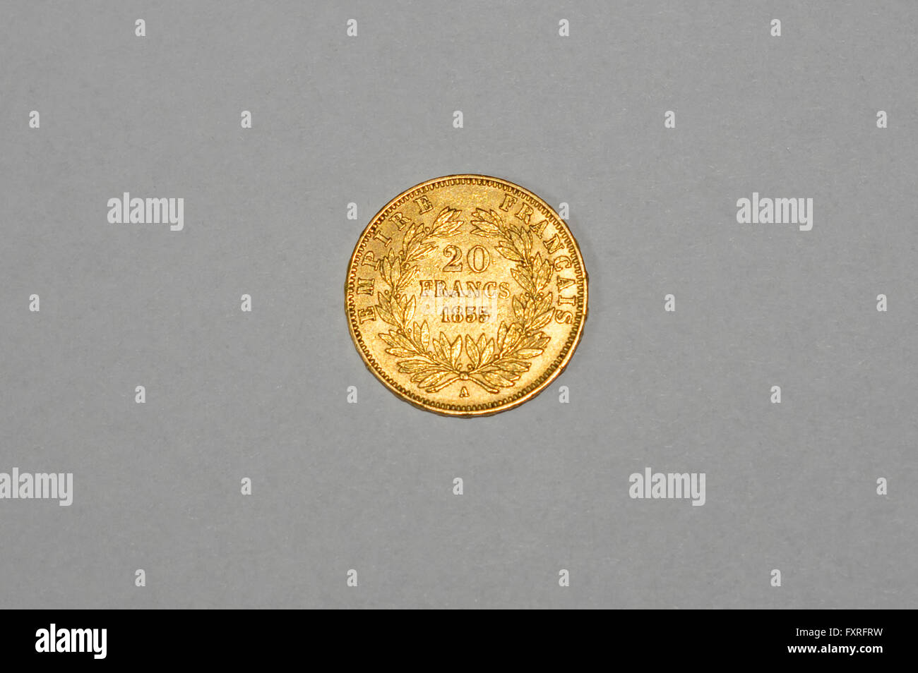 Francese del xix secolo 20 Franchi oro, monete coniate nel 1855. Invertire il lato con la dicitura "Empire Français". Foto Stock
