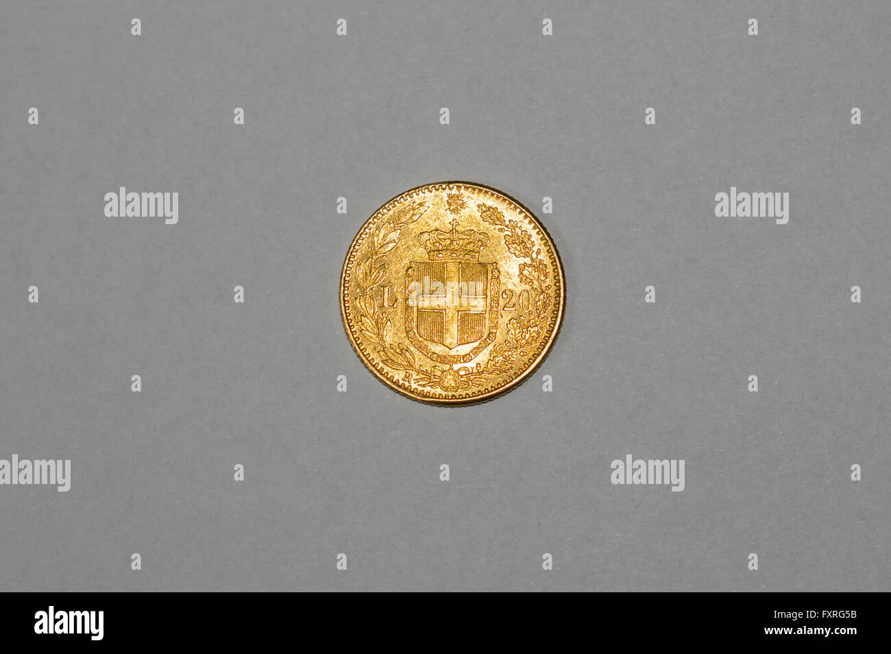 Italiano del diciannovesimo secolo 20 lire moneta in oro. Lato di retromarcia con lo stemma di Casa Savoia. Foto Stock