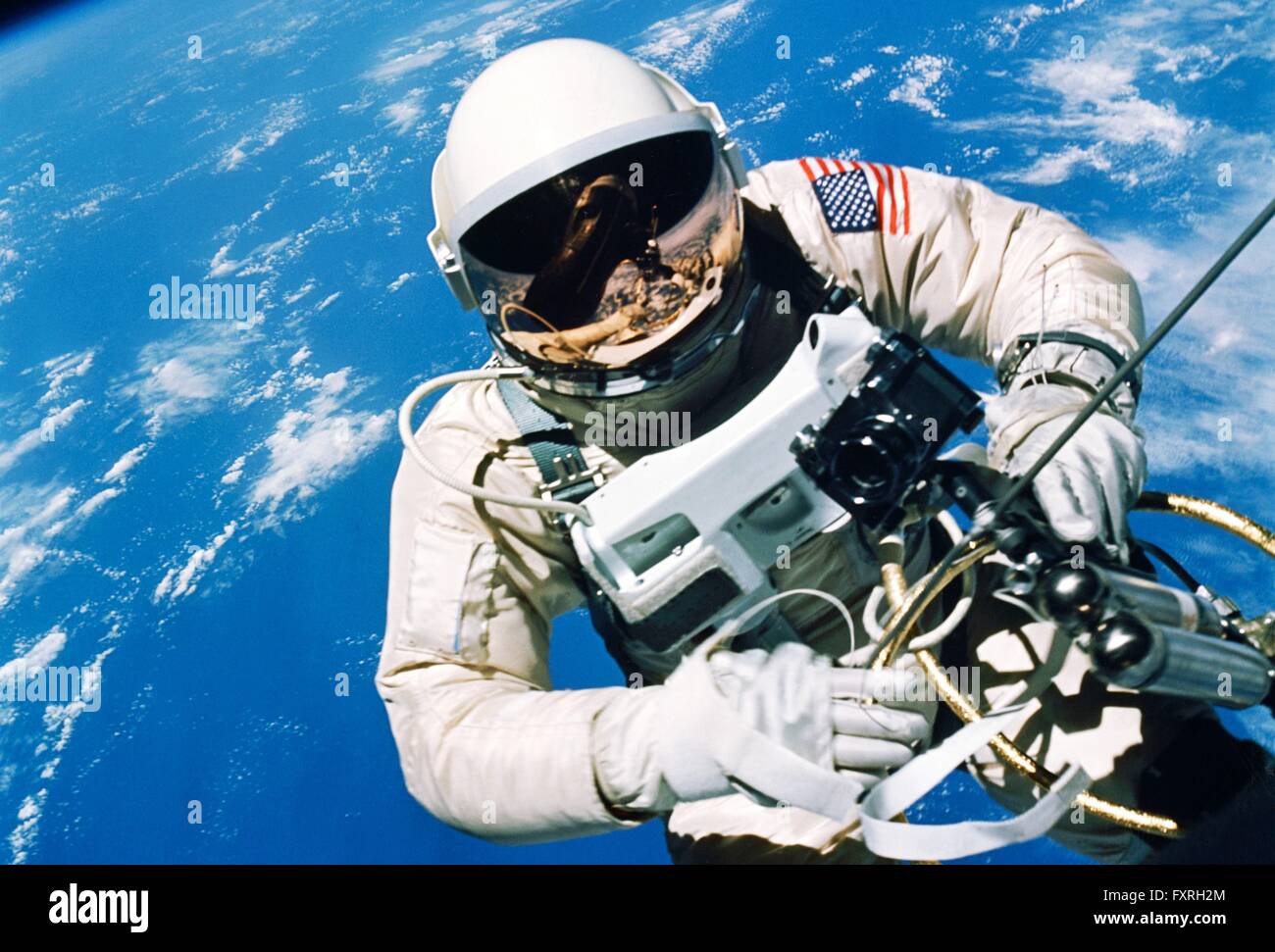 L'astronauta della NASA Ed White galleggianti in microgravità di spazio al di fuori della Gemini 4 veicoli spaziali con il blu della terra di seguito durante la prima spacewalk da un americano Giugno 3, 1965 in orbita intorno alla terra. Foto Stock