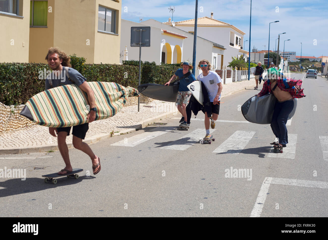 Surfers skateboard alla spiaggia di Sagres Portogallo Foto Stock