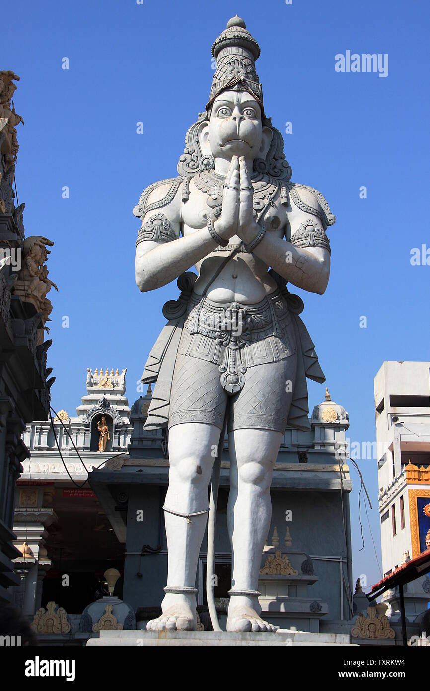 Statua di cemento di Anjaneya con mani piegate in postura eretta al tempio di Balaji in Ahmedabad, Gujarath, India, Asia Foto Stock