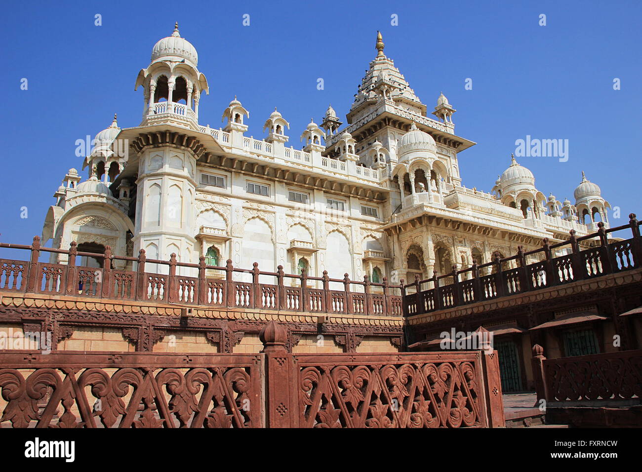 Splendida struttura in marmo, Jaswanth Thada in Jodhpur, visto dal basso angolo, Rajasthan, India, Asia Foto Stock