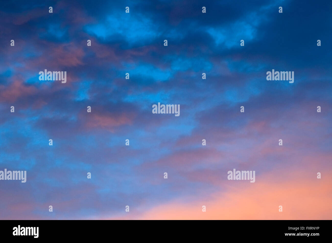 Altostratus nuvole al tramonto Foto Stock