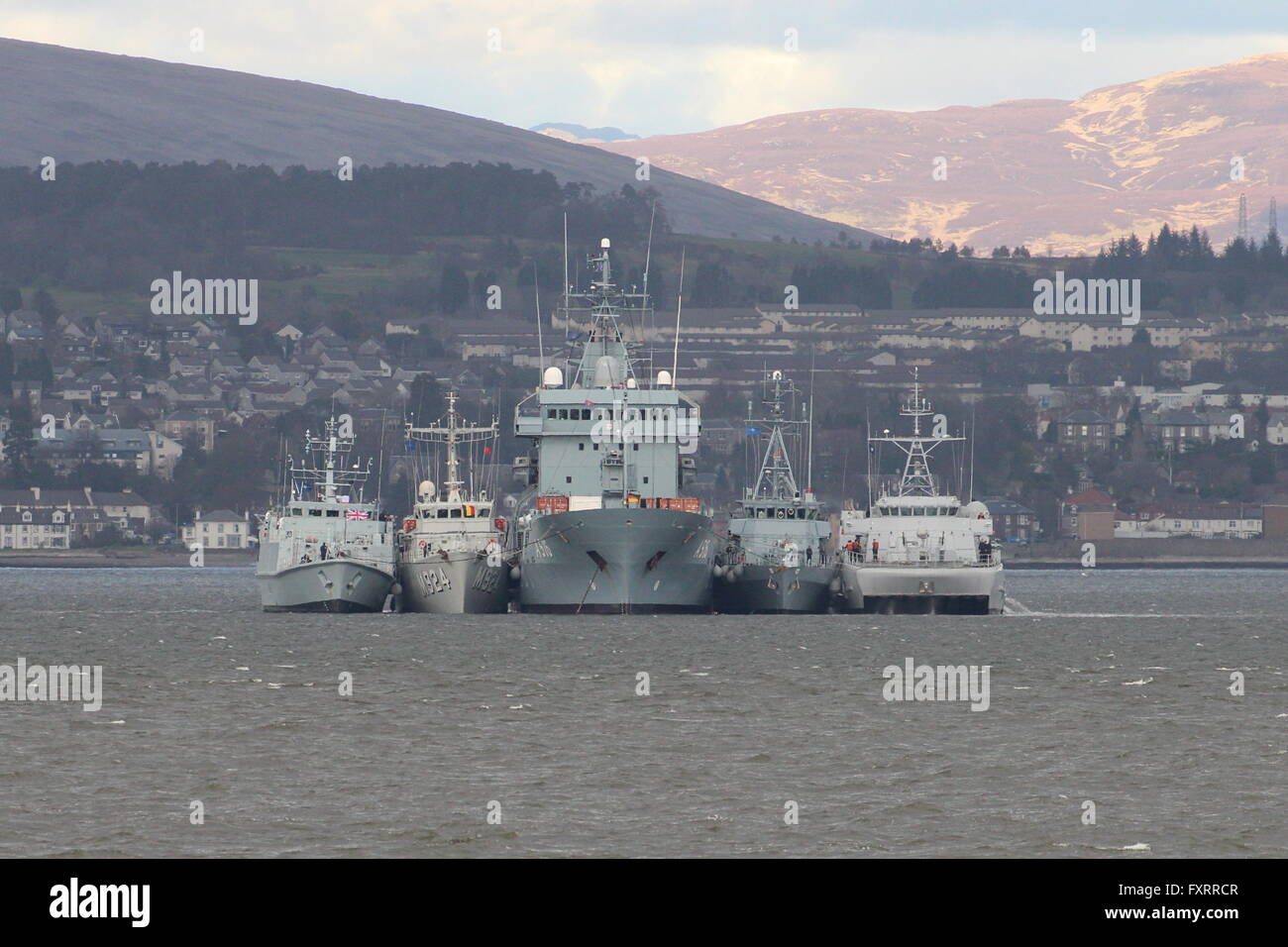 Alcune delle navi di standing NATO di contromisure Mine del gruppo 1 (SNMCMG1), off Greenock prima di esercitare congiuntamente il guerriero 16-1. Foto Stock