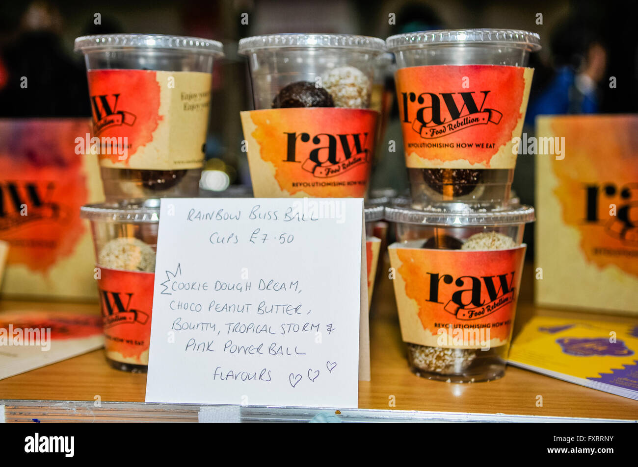 " Cibo crudo Rebellion' cibo vegan in vendita su un mercato in stallo. Foto Stock