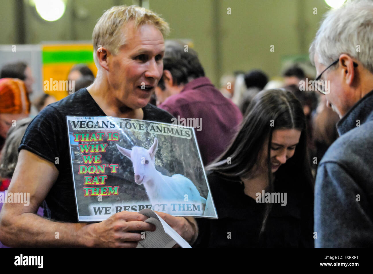 Un attivista vegano per i diritti degli animali cerca di convincere un altro a diventare vegano Foto Stock