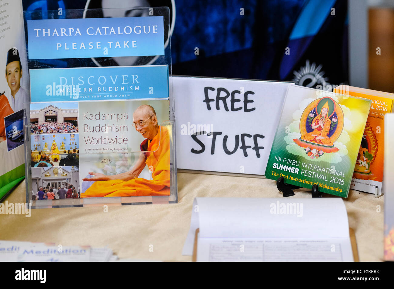 Libri buddista e gli articoli in vendita su un mercato in stallo con un cartello che diceva "Free Stuff" Foto Stock