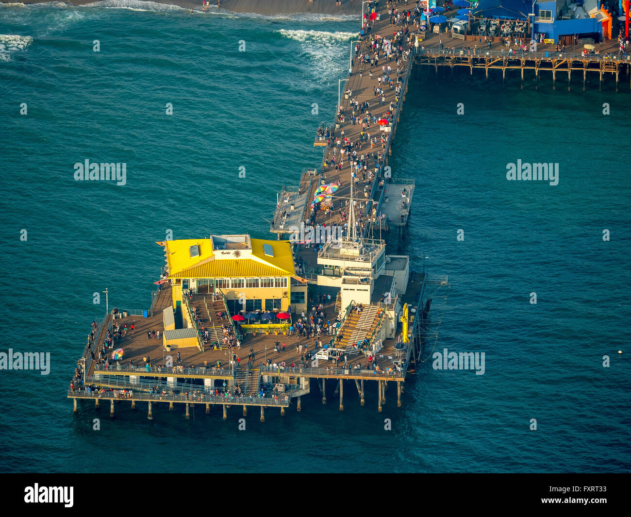 Vista aerea, l'Oceano Pacifico e sul molo di Santa Monica, Rollercoaster, ruota panoramica Ferris, Marina del Rey, Contea di Los Angeles, California, Stati Uniti d'America, Foto Stock
