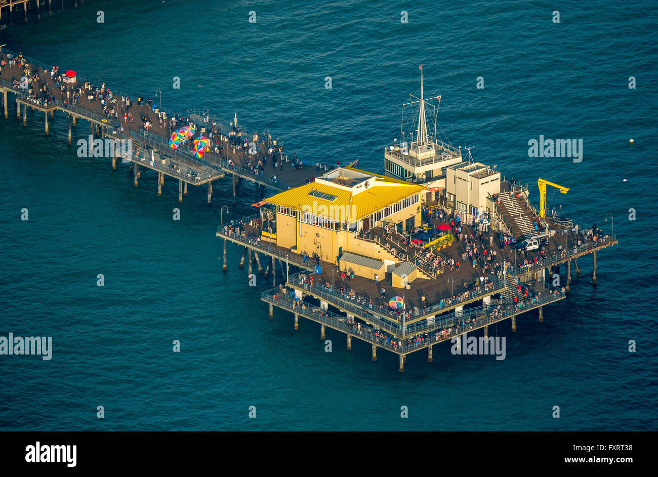 Vista aerea, l'Oceano Pacifico e sul molo di Santa Monica, Rollercoaster, ruota panoramica Ferris, Marina del Rey, Contea di Los Angeles, California, Stati Uniti d'America, Foto Stock