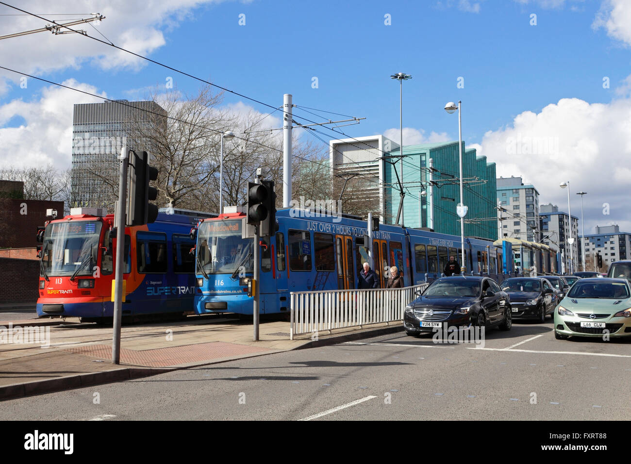 Supertram di Sheffield accanto a veicoli stradali, centro città di Sheffield Inghilterra, trasporto urbano. Circonvallazione interna. Rete metropolitana leggera Foto Stock