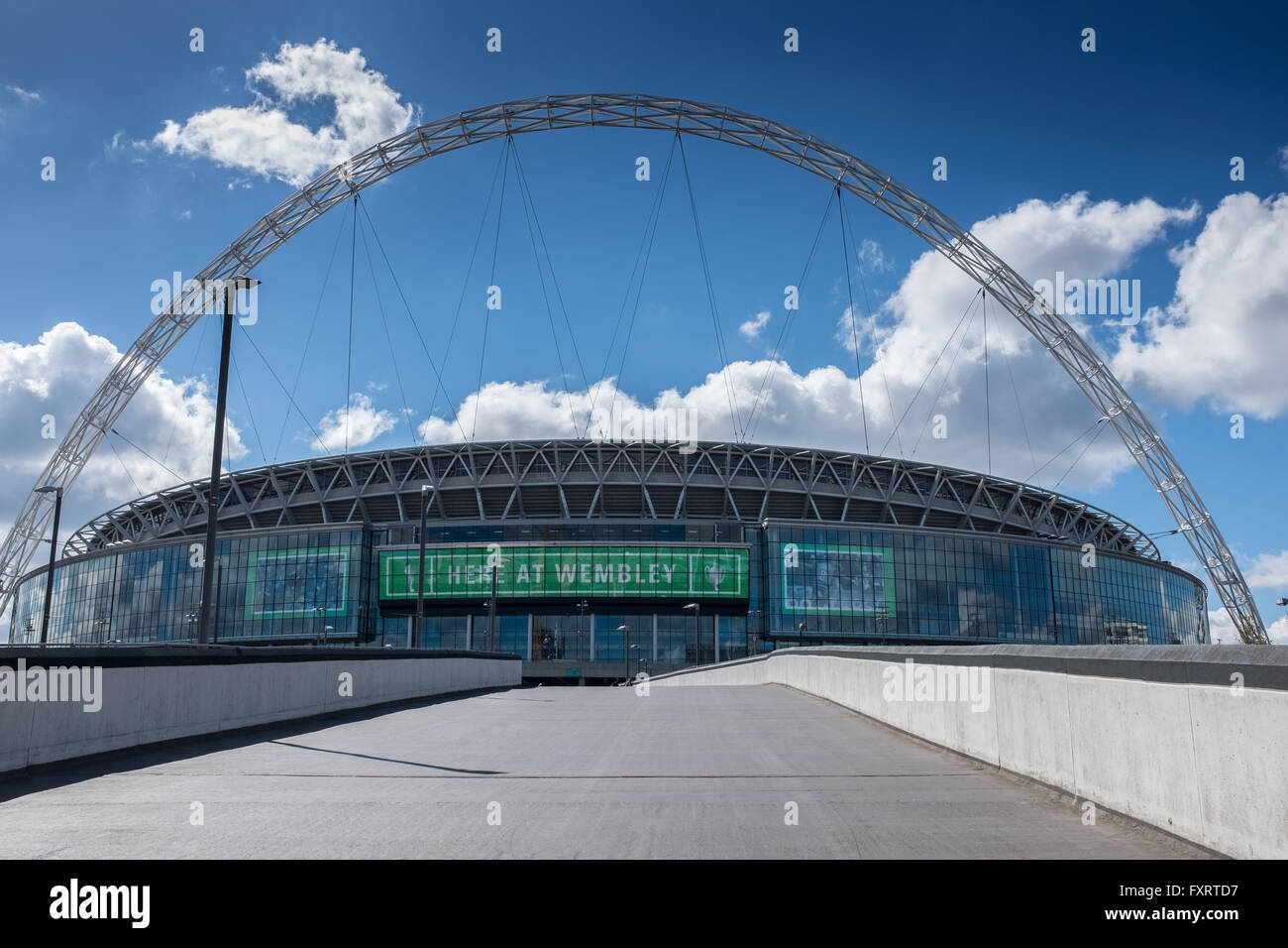 Lo stadio di Wembley , avvicinato da Wembley Way London Inghilterra England Foto Stock