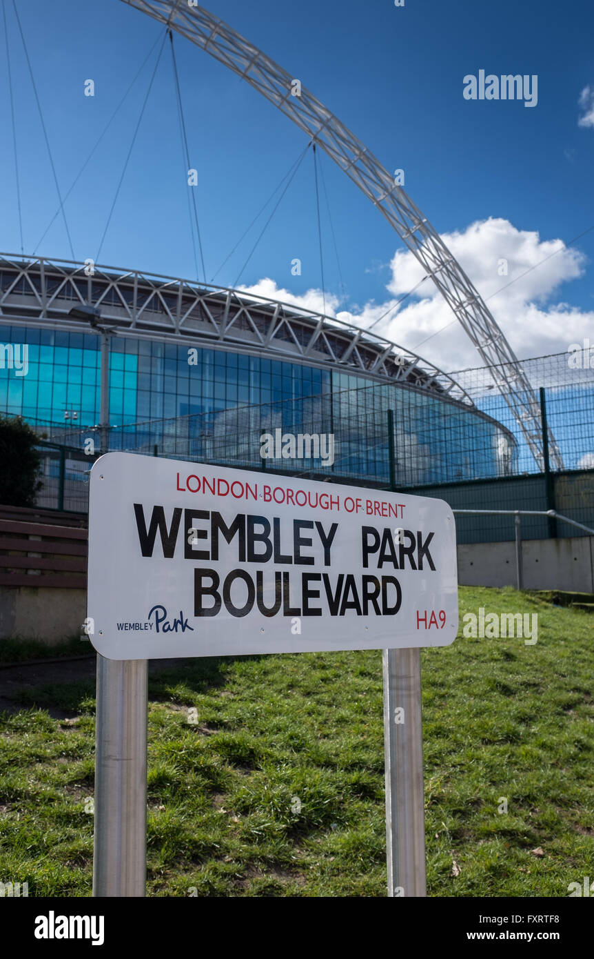 Lo stadio di Wembley , avvicinato da Wembley Way London Inghilterra England Foto Stock