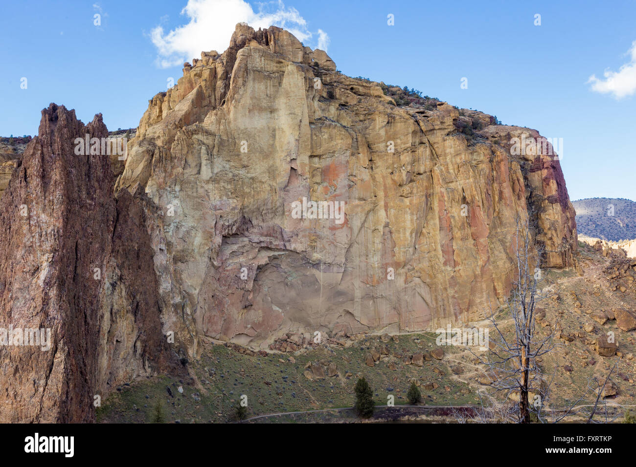 Smith Rock State Park nel centro di Oregon è una zona naturale accantonato per gli escursionisti, gli alpinisti e gli amanti della mountain bike. La massiccia monol Foto Stock