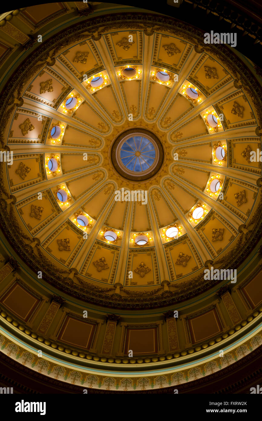 Di seguito Rotunda all'interno di California State Capitol Building Foto Stock